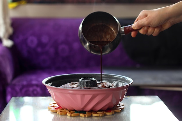 Jak rozpuścić gorzką czekoladę na polewę bez grudek?