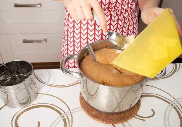 Jak zrobić lane ciasto do rosołu, by było delikatne?