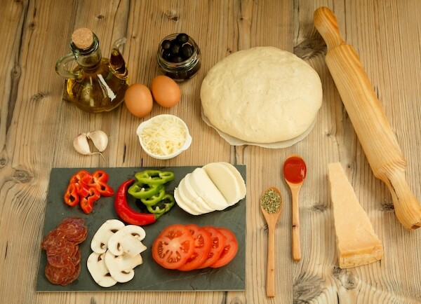 Jak zrobić pizzę składniki, które warto wybrać?