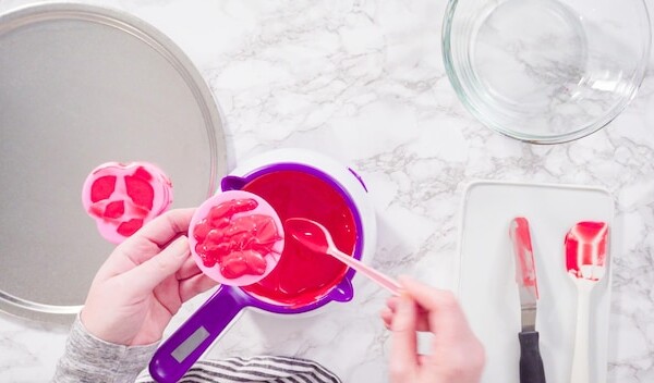 Jak zrobić prosty lukier do domowych wypieków?