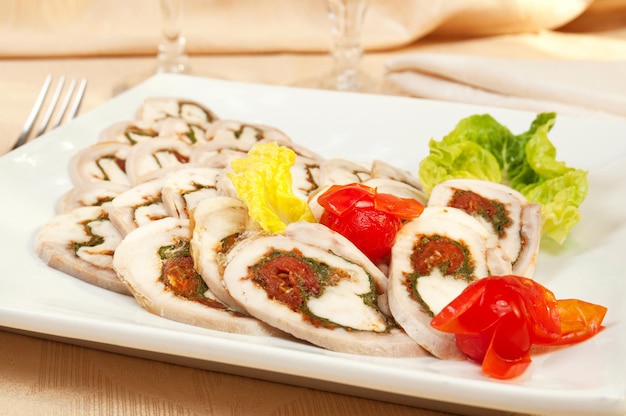 Jak zrobić rollo z kurczakiem w domowej kuchni?