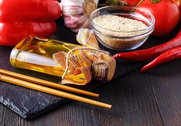 Jakie przyprawy do dania chińskiego wybrać, by podkreślić smak potrawy?