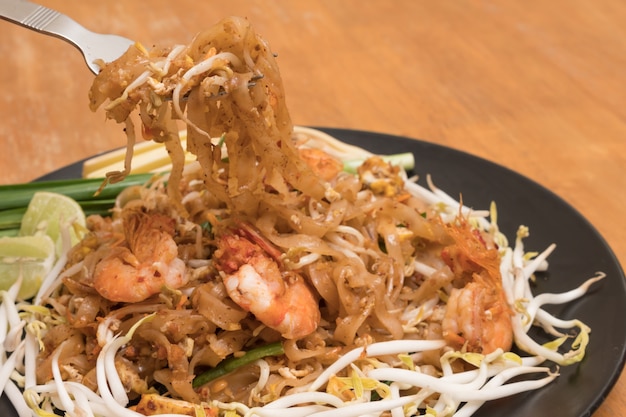 Pad thai co to jest i skąd pochodzi to popularne danie?
