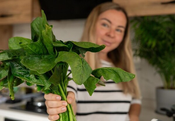 Czym najlepiej doprawić szpinak, by podkreślić jego smak?