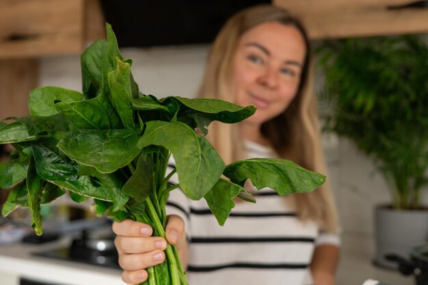 Czym najlepiej doprawić szpinak, by podkreślić jego smak?