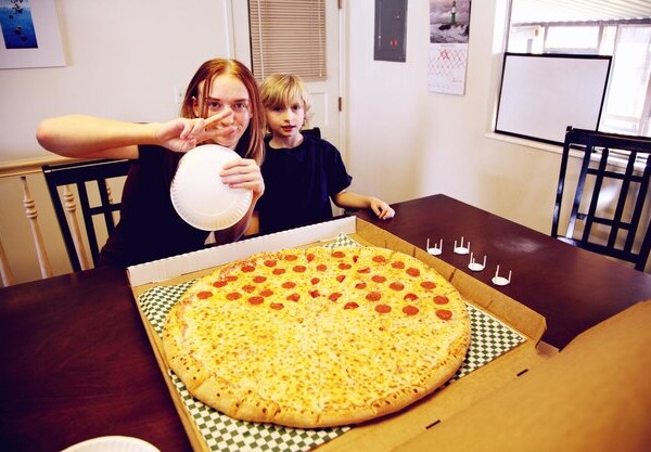 Ile kalorii ma mała pizza hut i jak wpływa na codzienną dietę?