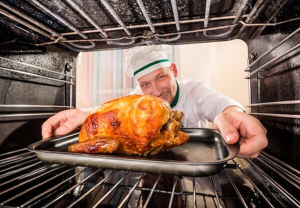 Ile piec kurczaka w całości w piekarniku, by był soczysty?