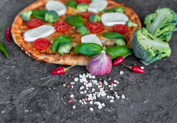 Ile soli do pizzy wpływa na smak ciasta?