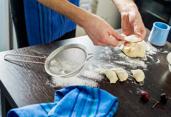 Ile wyrabiać ciasto na pierogi aby było elastyczne?