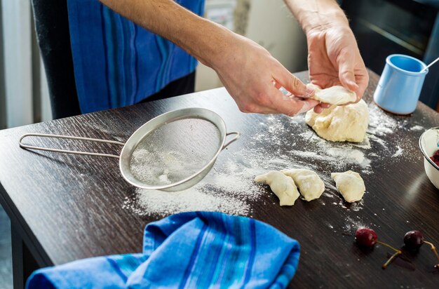 Ile wyrabiać ciasto na pierogi aby było elastyczne?