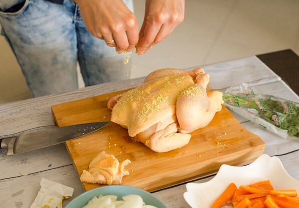 Jak doprawić kurczaka do pieczenia żeby był soczysty i aromatyczny?