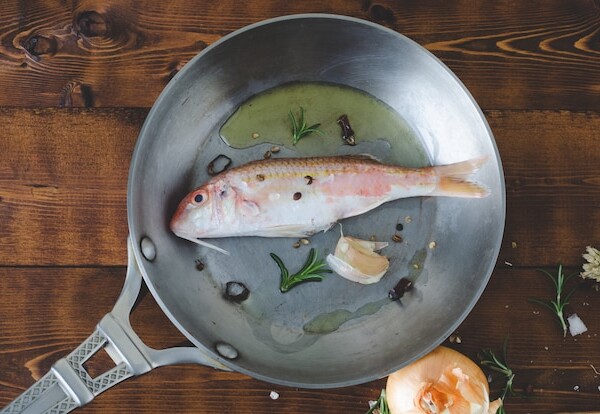 Jak przyrządzić pstrąga na patelni żeby zachował soczystość?