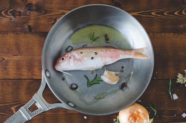 Jak przyrządzić pstrąga na patelni żeby zachował soczystość?