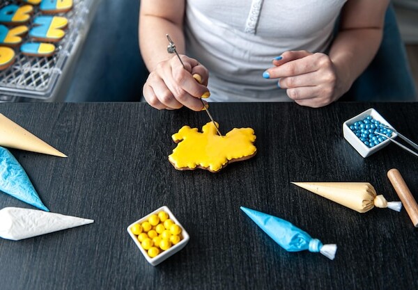 Jak się robi lukier królewski do dekoracji ciast?