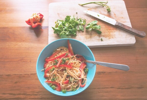 Jak zrobić makaron chiński z warzywami w domowych warunkach?