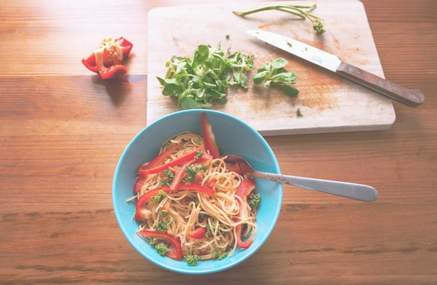 Jak zrobić makaron chiński z warzywami w domowych warunkach?