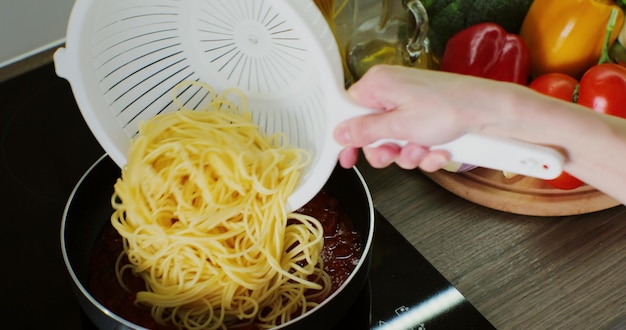 Jak zrobić szybkie spaghetti w kilka minut?
