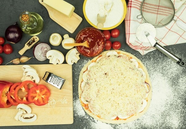 Pizza przepis na ciasto jak z pizzeri co warto wiedzieć przed przygotowaniem?