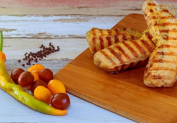 Z czym podać grillowaną pierś z kurczaka żeby wydobyć jej smak?