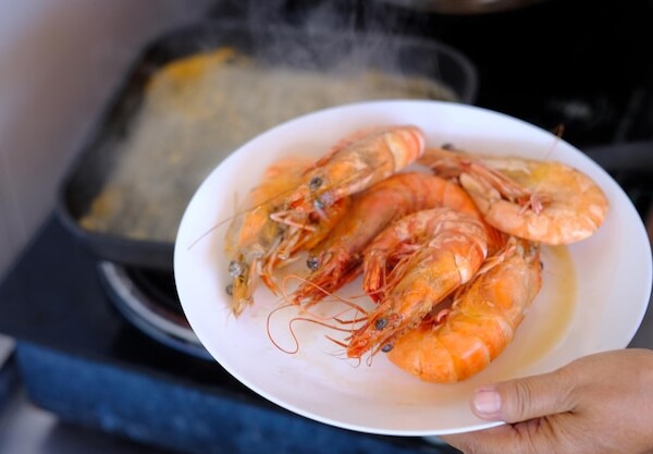 Czy blanszowane krewetki trzeba obierać?