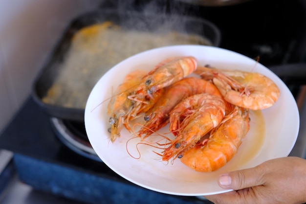 Czy blanszowane krewetki trzeba obierać?