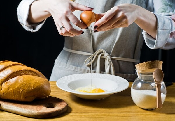 Czy do ciasta drożdżowego dodaje się jajka?