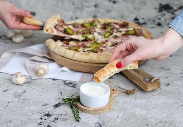 Jak przygotować pizzę jak domowa na chrupiącym cieście?