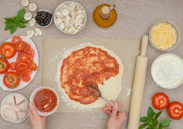 Jak zrobić przepis na ciasto do pizzy jak z pizzerii?