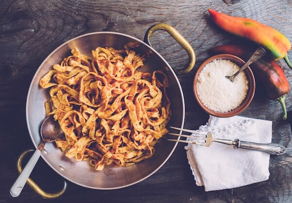 Makaron z boczkiem jak się nazywa i skąd pochodzi ten przysmak?