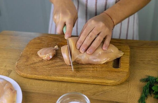 Jak się robi pierś z kurczaka na soczysto?