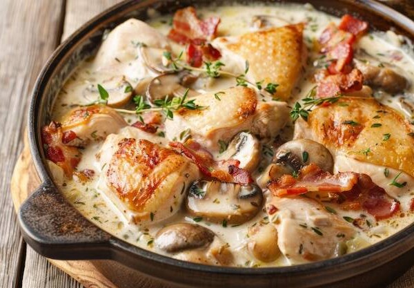 Jak zrobić kurczaka w sosie kurkowym, żeby zachwycić domowników?