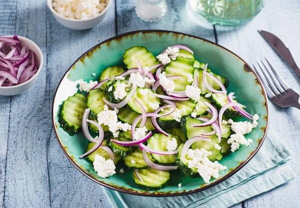 Jak zrobić sałatkę na zimę z ogórków żeby zachowała świeżość?