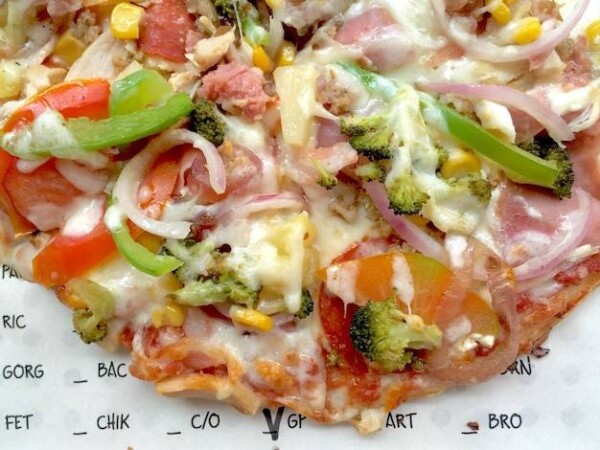 Pizza ile kalorii w 100g i co wpływa na jej kaloryczność?