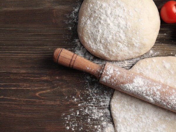 Jak robi się ciasto na pizzę w domowych warunkach?
