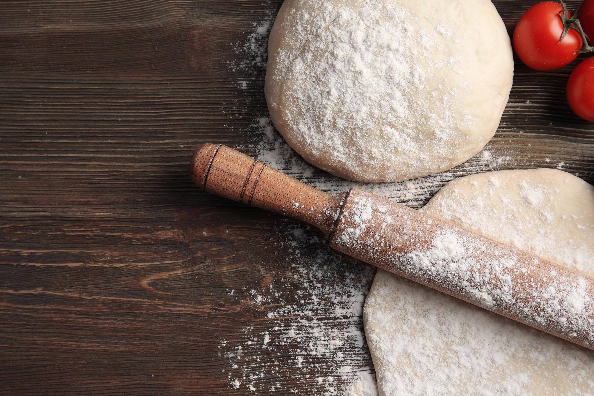 Jak robi się ciasto na pizzę w domowych warunkach?
