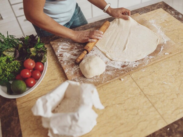 Jak się robi ciasto do pizzy w domowych warunkach?
