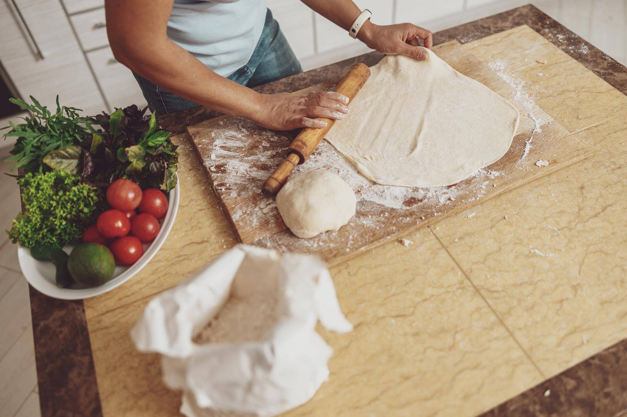 Jak się robi ciasto do pizzy w domowych warunkach?
