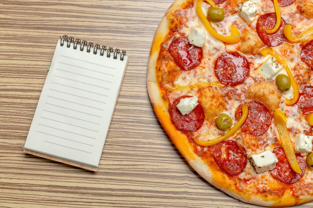 Średnia pizza ile kalorii ma w jednym kawałku?