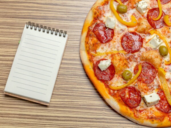 Średnia pizza ile kalorii ma w jednym kawałku?