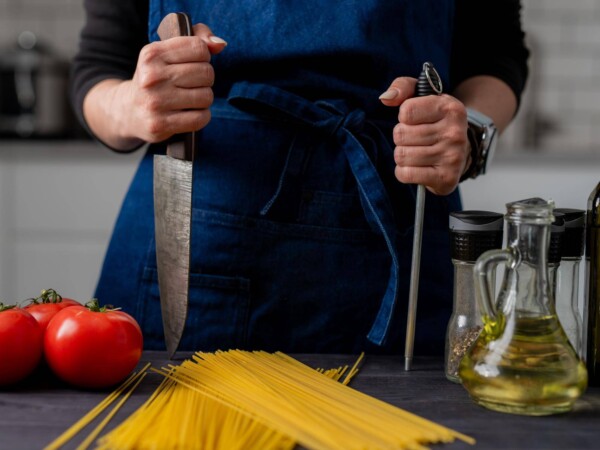 Jak zrobić domowy makaron spaghetti bez specjalnych urządzeń?