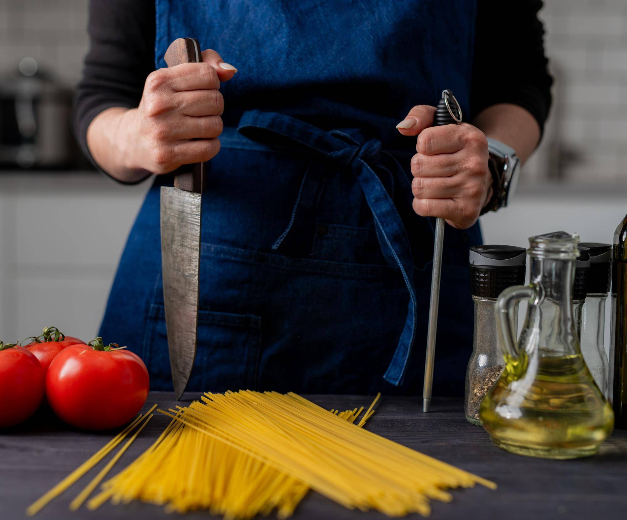 Jak zrobić domowy makaron spaghetti bez specjalnych urządzeń?