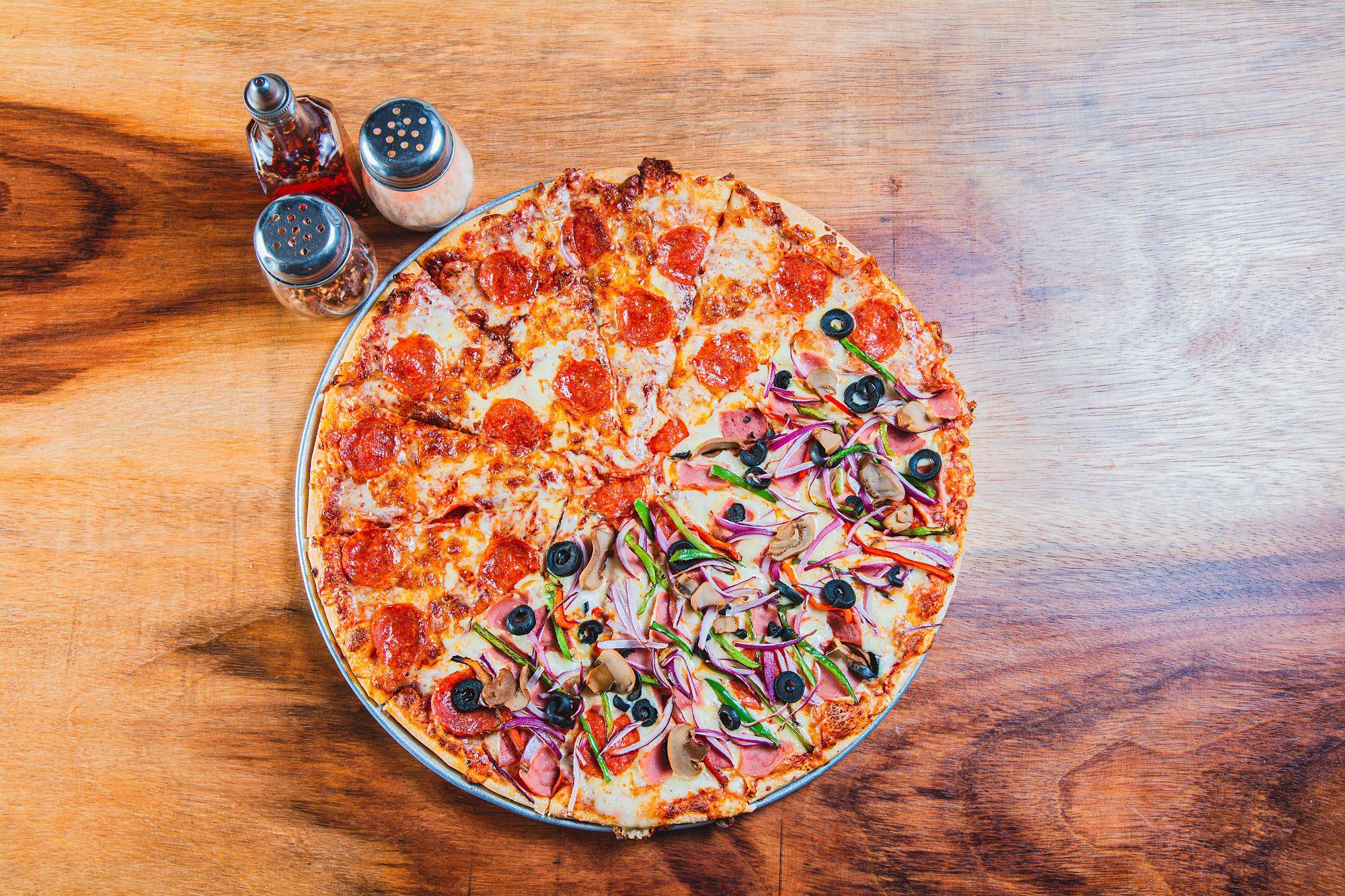 Ile gram ma pizza 30 cm i co wpływa na jej wagę?