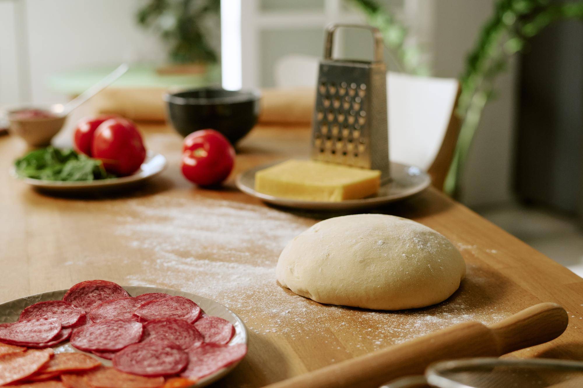 Jak zrobić pizzę domowej roboty, żeby zachwycić domowników?