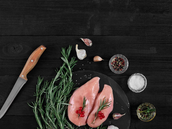 Czym przyprawić filet z kurczaka, żeby był soczysty i aromatyczny?