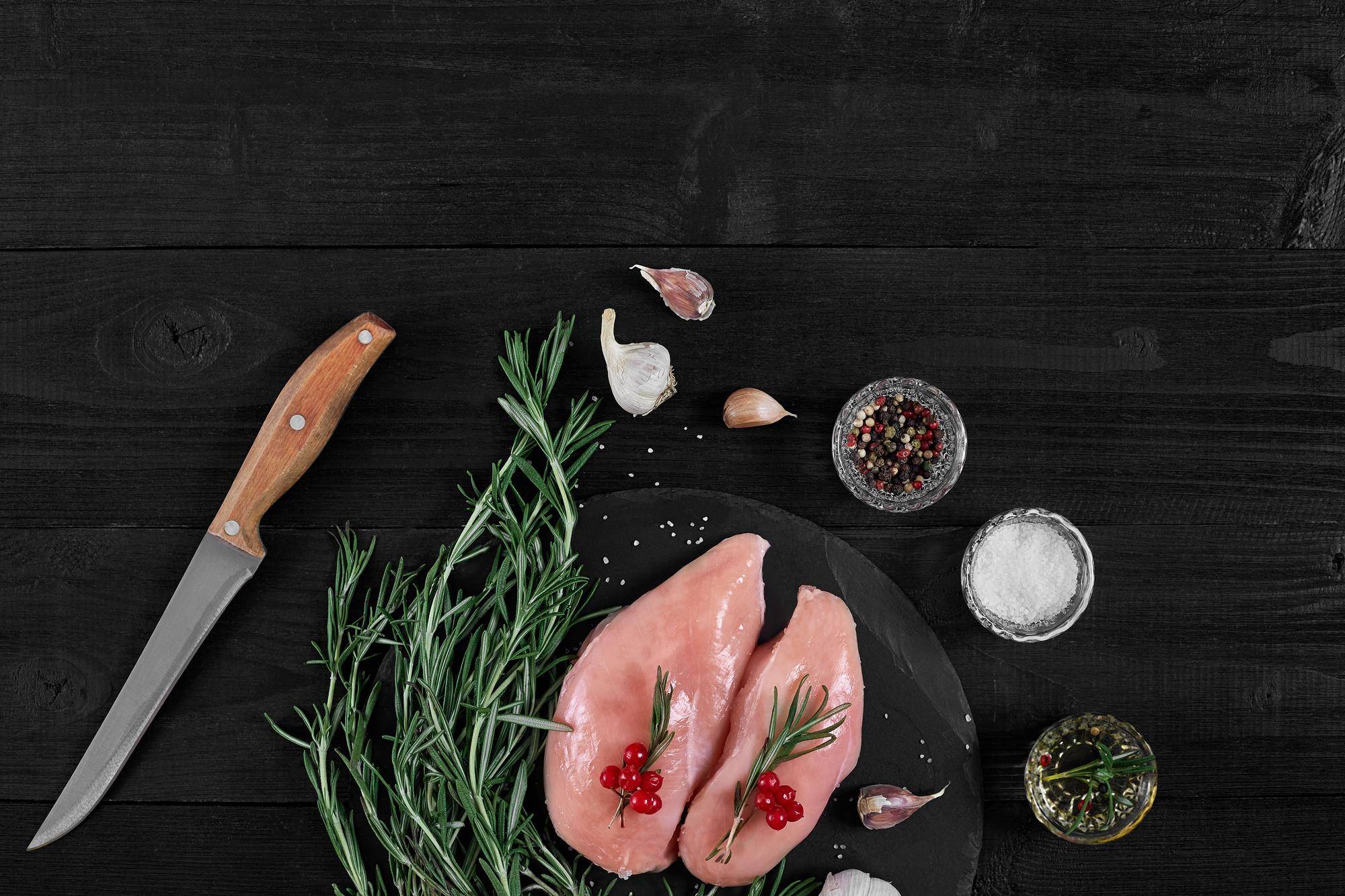 Czym przyprawić filet z kurczaka, żeby był soczysty i aromatyczny?