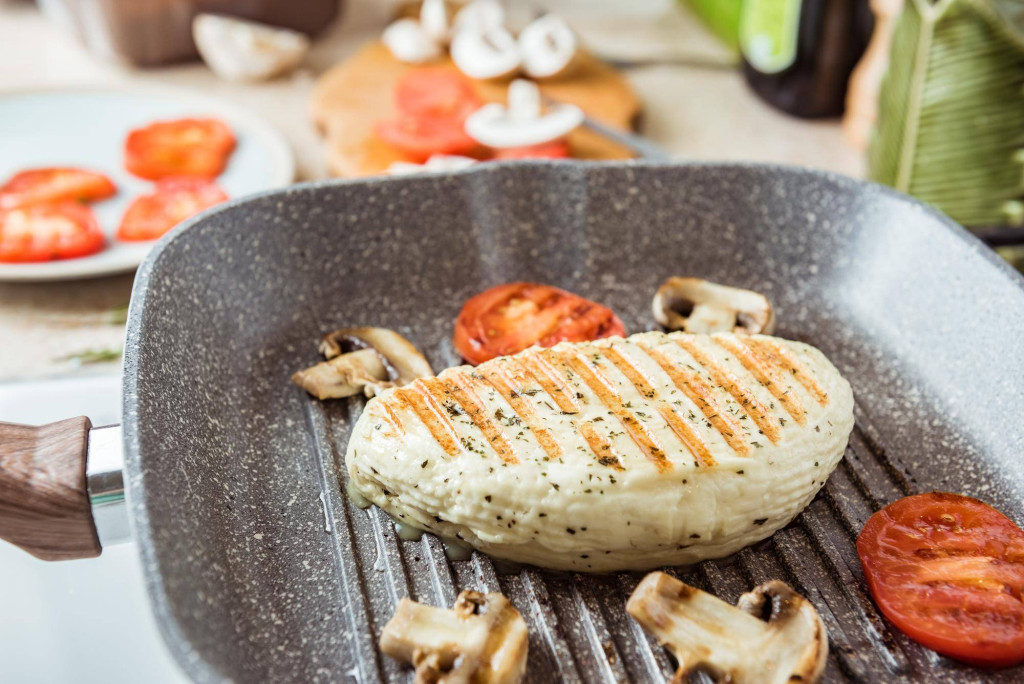Halloumi co to jest i dlaczego zdobywa coraz większą popularność?