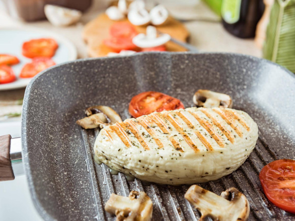 Halloumi co to jest i dlaczego zdobywa coraz większą popularność?