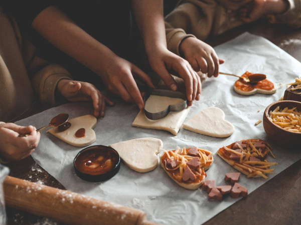 Ile piecze się pizzę domową, by była idealnie chrupiąca?