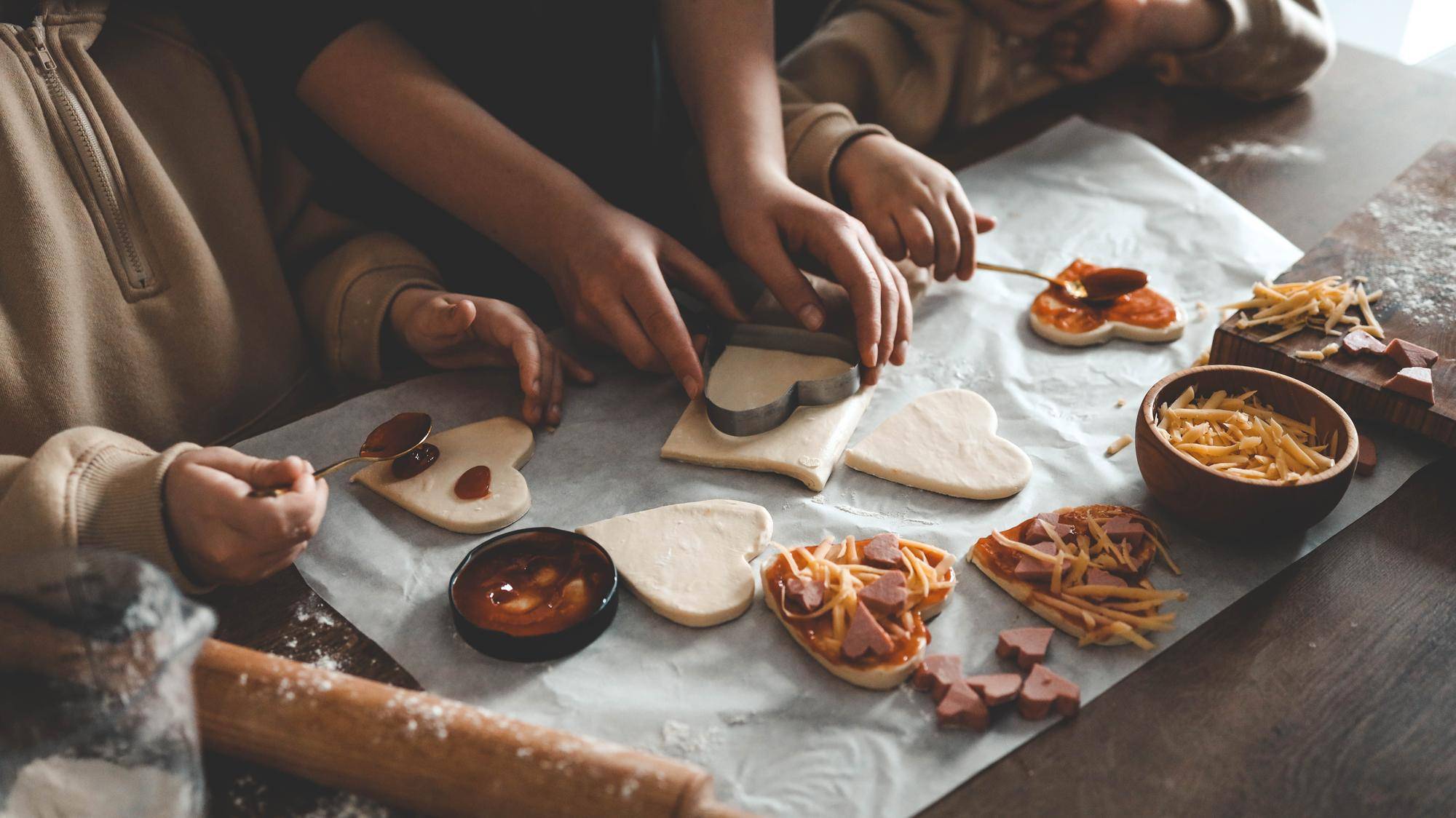 Ile piecze się pizzę domową, by była idealnie chrupiąca?