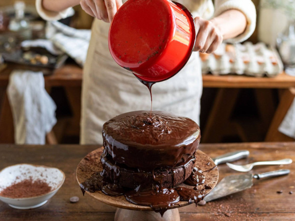 Jak polać tort polewą czekoladową bez efektu zacieków?